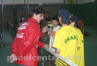 Antes de la final sub 12, los organizadores hablan con los jugadores