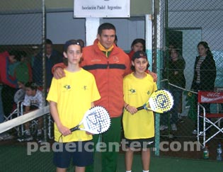 Castellote junto a los chicos del sub 12 de Brasil