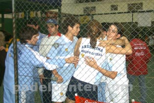 El equipo argentino festeja la obtención del punto clave en el sub 14 masculino