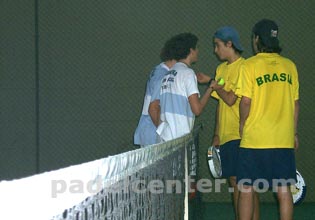 Los chicos sub 16 discuten una bola dudosa