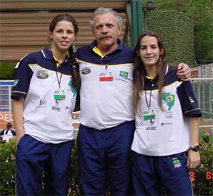 Manuela Oliveira y Betina Beirad, junto al presidente de la Federación Brasileña de Padel