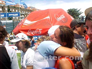 Paula Eyheraguibel se abraza luego de obtener el campeonato