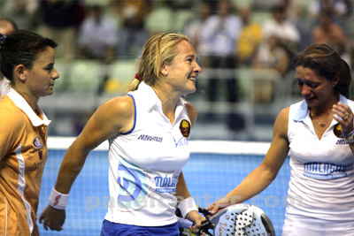 La emoción de las campeonas y el respeto de Cata Tenorio ante el festejo de sus rivales (foto: Padelcenter.com)
