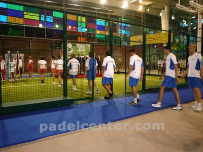 Los equipos y las banderas, siempre emotivo (foto: Padelcenter.com)