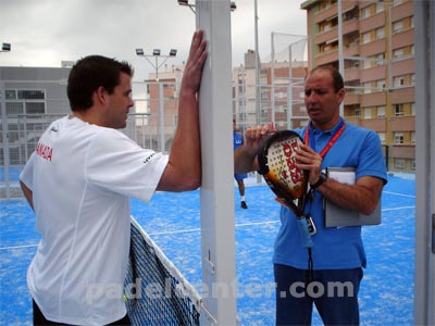 Arbitro midiendo pala de 37 mm. Foto: Padelcenter.com