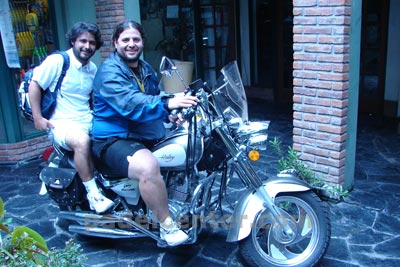 Lucho, en la moto de Nico Pazos llegando a Padelcenter