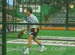 Javier Siro, en una cancha de padel