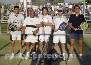 Los campeones junto al profesor Roberto Díaz