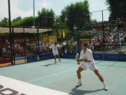 Belasteguin, en primer plano, mientras saca Díaz (fotos del torneo de Madrid)