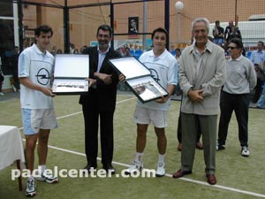 Los campeones exhiben sus premios (foto: gentilieza de Padel Córdoba) (click para ver más fotos)