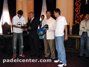 Juan Martín Díaz y Gabriel Reca entregan un obsequio al Excmo. Sr. Presidente de la Ciudad Autónoma de Melilla y al Viceconsejero de Deporte de esa comunidad. (foto: gentileza de Padel Córdoba)