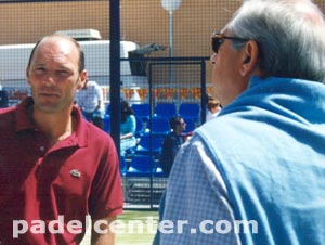 Christian Volpe, nuevo director técnico de la Federación de Pádel de Melilla y director deportivo del Centro de Pádel. De espalda el presidente de la Ciudad, Juan José Imbroda (hermano del entrenador del  Real Madrid de Baloncesto y seleccionador nacional en el último mundial de baloncesto). (foto: Juanjo Medina, t.v. Melilla)