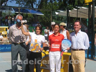 Las campeonas reciben su trofeo (foto: Emilio Forcher para Padelcenter.com)