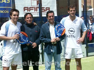 Los campeones junto a Juanjo Medina (organizador) y Francisco Quiroga (Cadena SER)