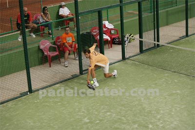 Juan Martín y su muñeca prodigiosa, el viernes, en el debut de la pareja uno. (foto: Padelcenter.com)