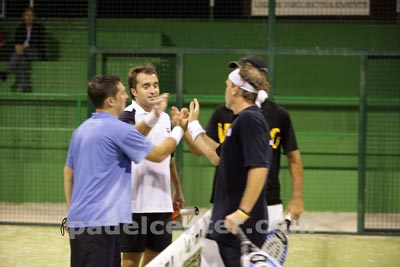 Roby, el eterno, ganando junto a Pablo Lima un duro partido de cuartos contra Díaz/Montes, después de más de tres horas. (foto: Padelcenter.com)