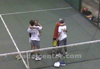 El abrazo de los finalistas