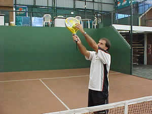 No debe impactarse la pelota en el punto más alto