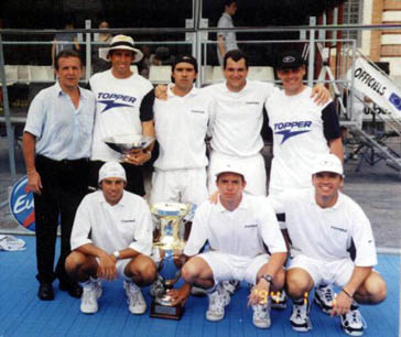 El Bebe, con sombrero, festeja el Campeonato Mundial en Francia 2000