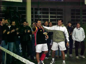 Dos potencias: Seba Nerone le entrega una plaqueta a Ale Lasaigues