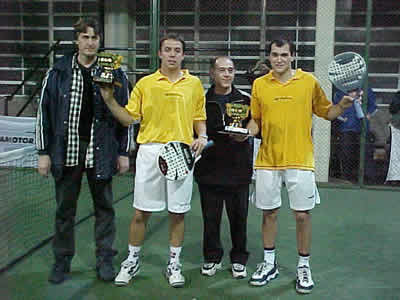 Gaby Reca y Seba Nerone reciben sus trofeos de manos de Sabbione (presidente de la APP) y Jorge Nerone, dueño del club La Barra y padre de Sebastián.