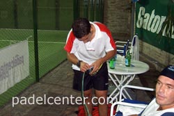 Momento clave del partido, Cavallieri rompe su paleta