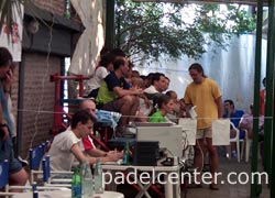 Gastón Malacalza, promotor de lujo repartiendo bolígrafos de Padelcenter