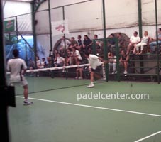 El Masa la saca de la cancha tras un smash fallido de Cuzzilla