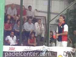 Maxi se concentra para volear
