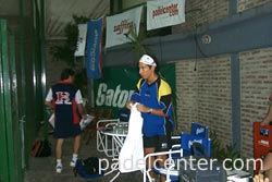 El Chino Muñoz en un descanso. Detrás, Maxi Grabiel