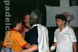 Terminó la final y los campeones saludan a sus rivales (foto: Padelcenter.com)
