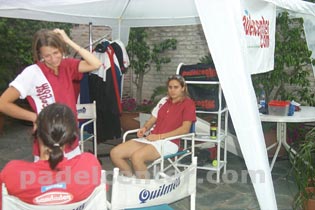 Capra-Reiter en el stand de Padelcenter.com. De espaldas, Roberto Saba