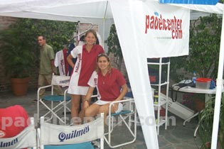 Melissa Capra y Cecilia Reiter en el stand de Padelcenter.com