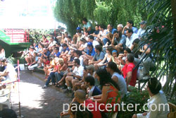 La gente se juntó desde temprano, a pesar del sol