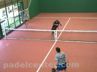Maxi Perez contraataca un smash de Grandinetti