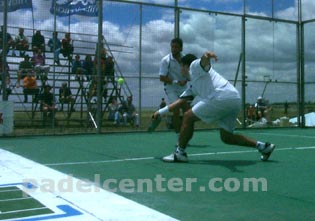 Gutierrez voleando en la red