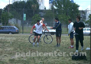 Gomez Siliingo precalienta con Quiles y Gustavo Balquinta (P.F.)