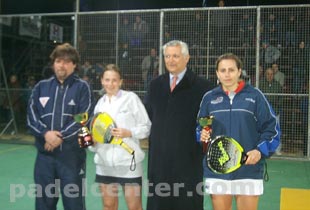 Las campeonas reciben su premio