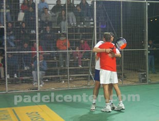 Domingo a la noche. El Cutu y el Fierro acaban de ganar la final