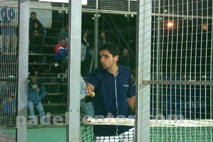 Cavalleri cambia opiniones con el árbitro