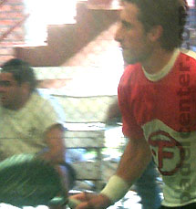 Grabiel atento.