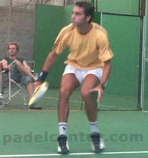 Cutu volea; Smitsaart, fuera de la cancha, siempre presente en los torneos del Circuito.