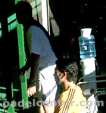Ovide entra a la cancha, Pérez Millán espera.
