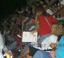 La tribuna llena.