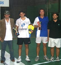 Los subcampeones, con los organizadores del torneo.