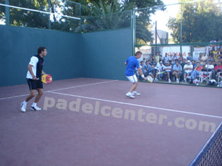 El cordobés Valdesolo, con el Tucumano Zeitune, de gran torneo.