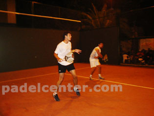 J. M. Rodriguez y una posición clásica durantes el smash de G. Silingo.