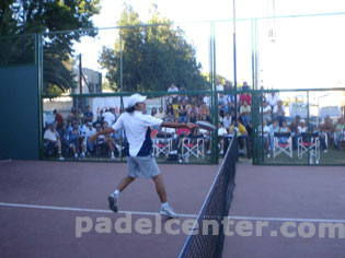 Daniel "Sanyo" Gutierrez la saca de revés contraatacando un smash.