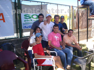 La barra de Villa María siguiendo al idolo local, Calneggia.