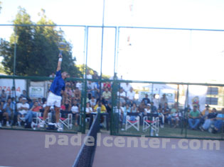 Valdesolo defiende un smash.